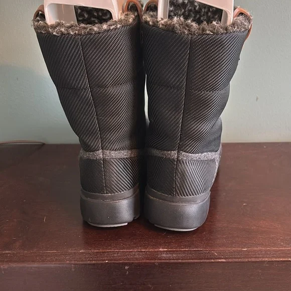 Clark’s Gor-Tex Black Winter Boots with Faux Fur Lining - Picture 3 of 6
